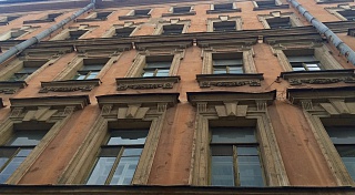 Общая сумма штрафов, наложенных ГАТИ за ненадлежащее состояние фасадов нежилых зданий Петербурга, с начала года составила более 5 млн рублей